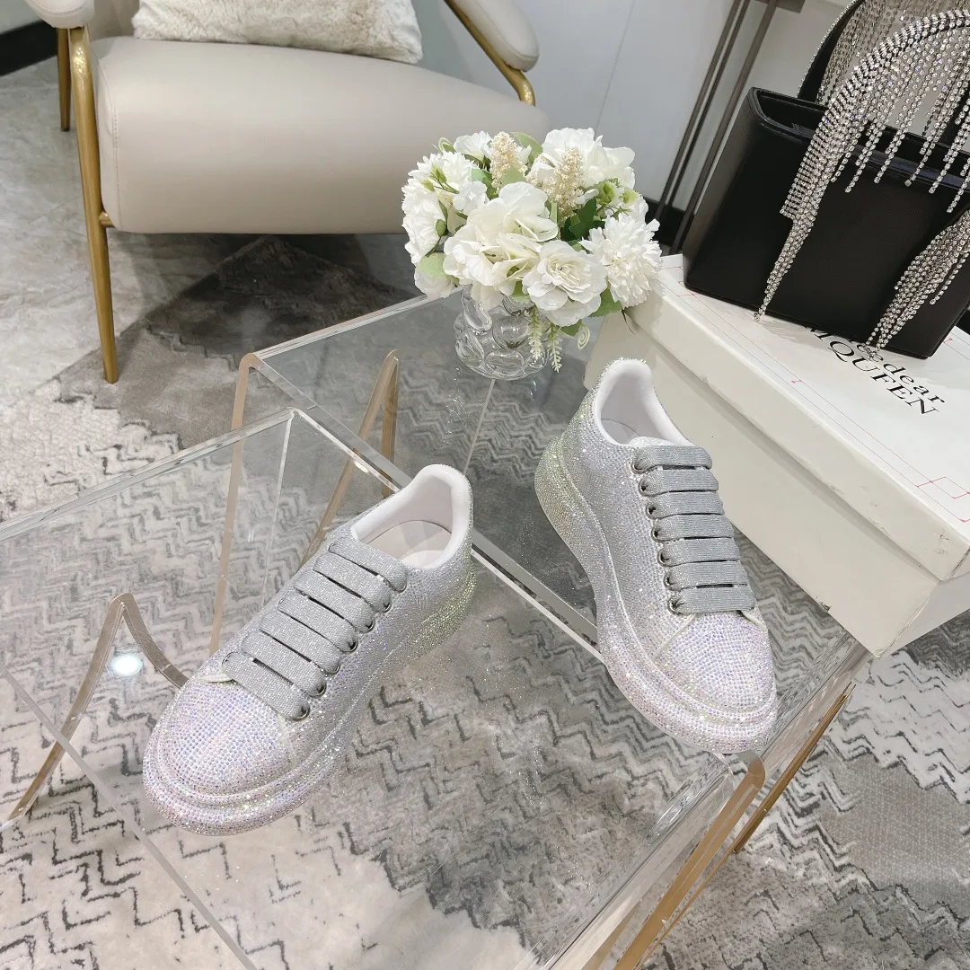 👟👟Ex-factory price 560👟👟 Men's size +10 2025SS McQueen crystal inlaid large and small diamond casual shoes counter original 1:1 production Fabric: imported silk velvet + imported Czech diamonds Lining: sheepskin lining Code number: 35-41 Male 39/44